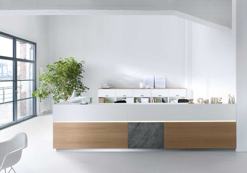 Edle Empfangstheke für Ihre Büroeinrichtung: modern, beleuchtet, Holz-Schiefer-Look
