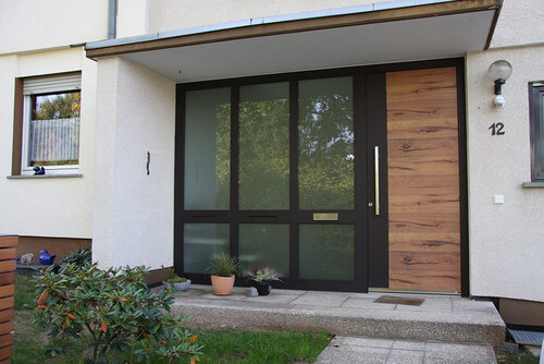 Aluminium-Haustür mit großem Seitenteil in Holzoptik