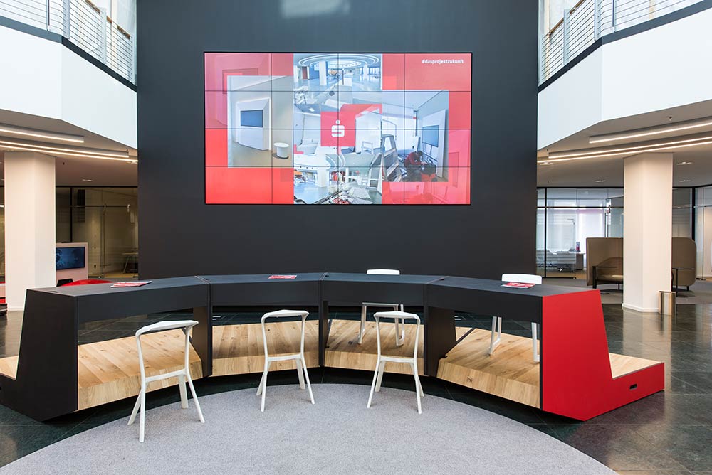 Moderner Empfangstresen für Kunden-Servicebereich